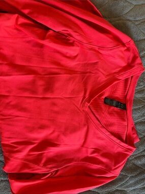 Women's V-Neck Active Top in Bright pink